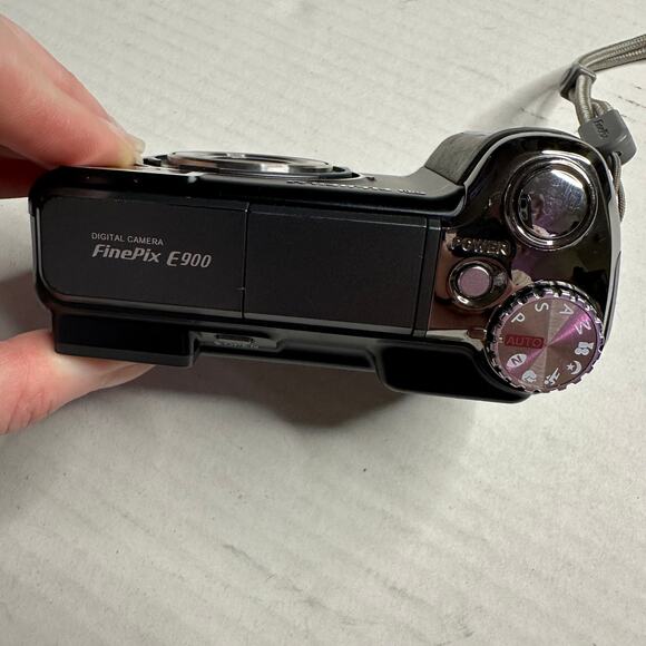 Fujifilm FinePix E900 Digital Camera 9MP 4x Zoom Works Tested Sm Cosmetic Flaw - Picture 9 of 11